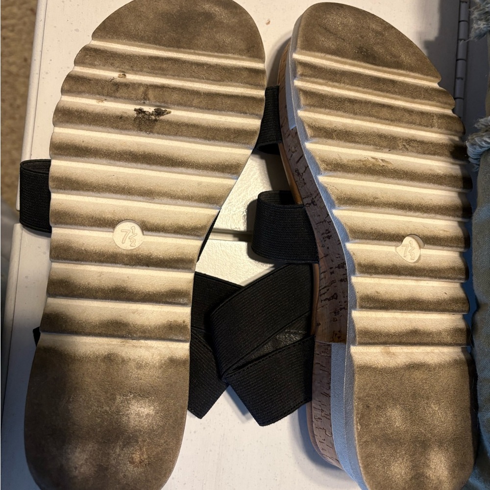 Modern Black and Brown Platform Sandals - Picture 4 of 4